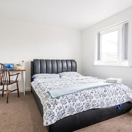 En-Suit Room With Free Dedicated Parking Manchester Dış mekan fotoğraf